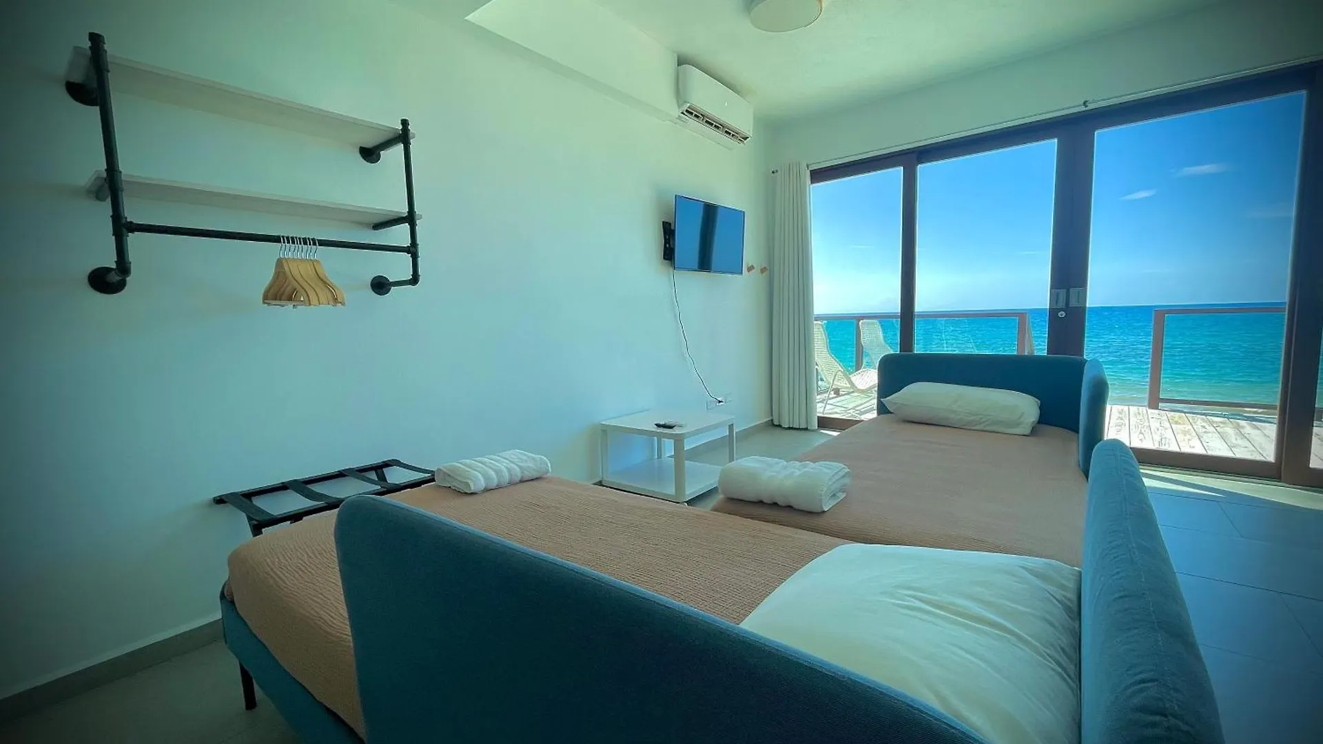 1 Corcega Beachfront Suites Rincon