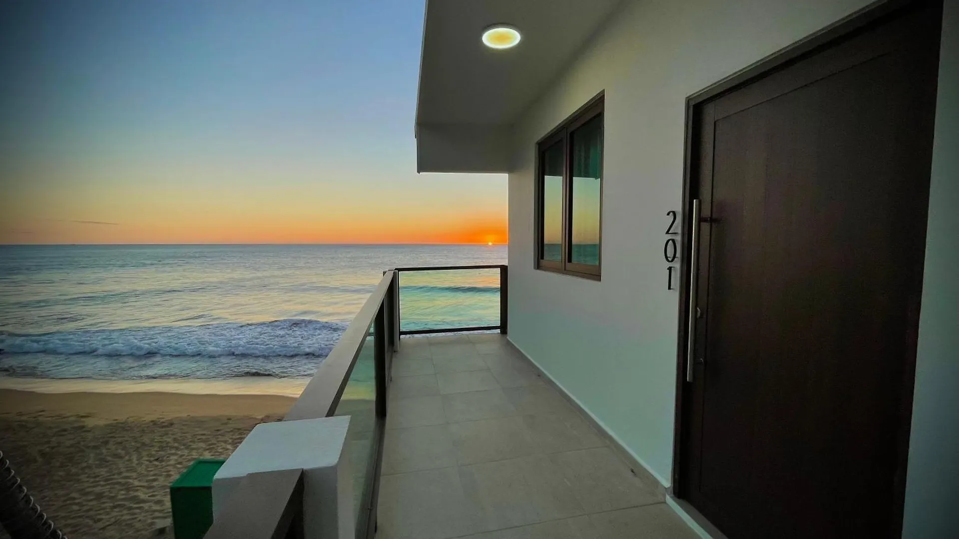 1 Corcega Beachfront Suites Rincon